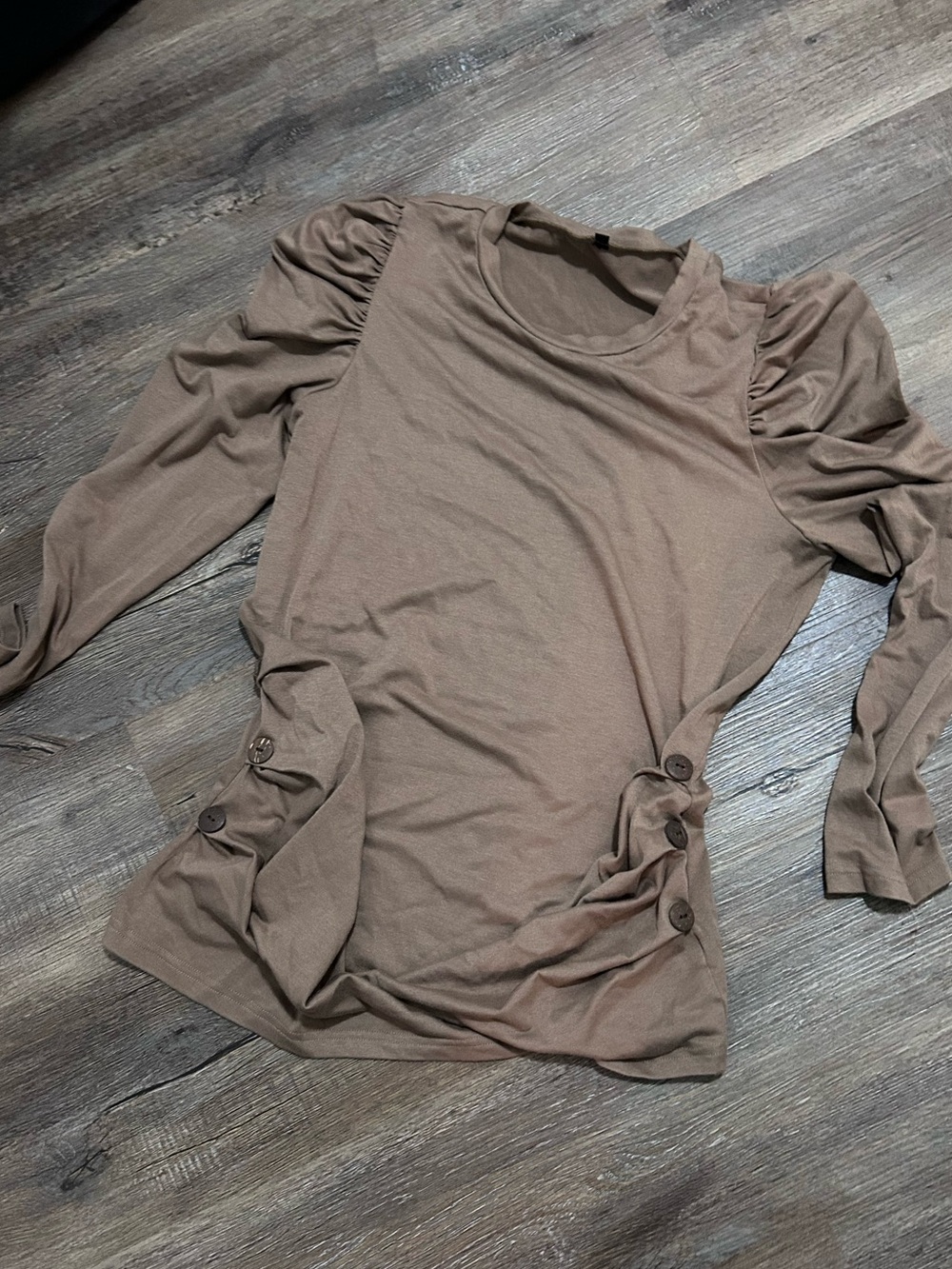 Women’s Puff-Sleeve Button-Accent Top in Brown
